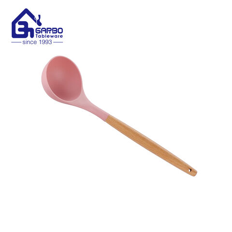 Louche à soupe en silicone avec poignée en bambou de couleur rose de haute qualité