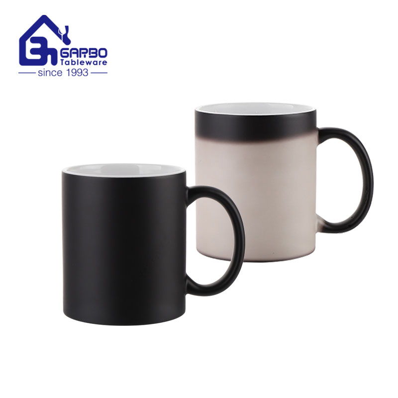 Caneca de cerâmica de 350ml com mudança de cor ao despejar água quente