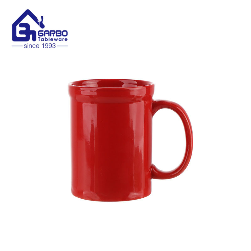 Xícara de café de cerâmica carmesim artesanal vermelha em pedido em grandes quantidades
