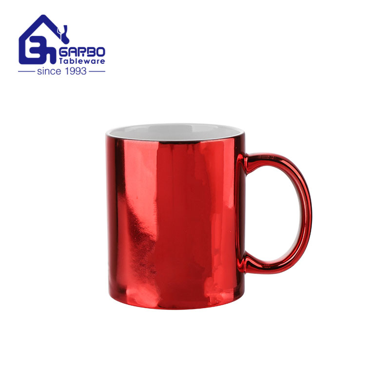 Глазурованная керамическая кофейная кружка красного блестящего цвета емкостью 350 мл