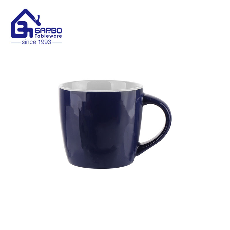 Caneca de café de cerâmica de cor azul 340ml com branco interno para uso doméstico
