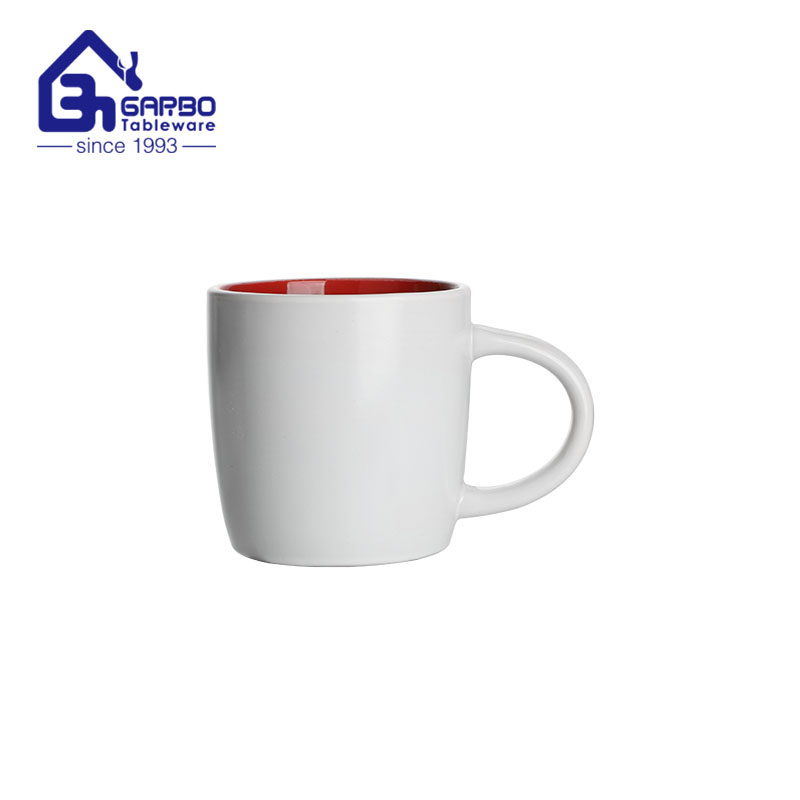 Tazas de café de cerámica de 350 ml de color rojo blanco e interior para venta al por mayor