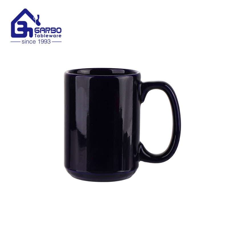 Taza negra profunda llena de cerámica de la taza del agua del gres con las tazas de consumición de la oficina grande de la manija