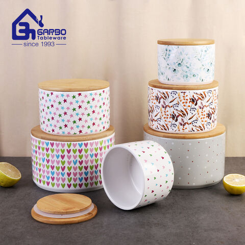 El tarro de cerámica del almacenamiento de la impresión corta redonda de la etiqueta con la comida de la porcelana de la tapa de bambú sacude el sistema