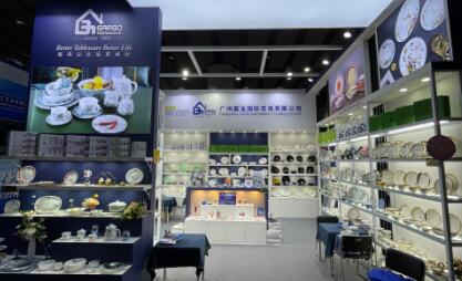 What kinds of ceramic products are the importers looking for at 135th Canton Fair?