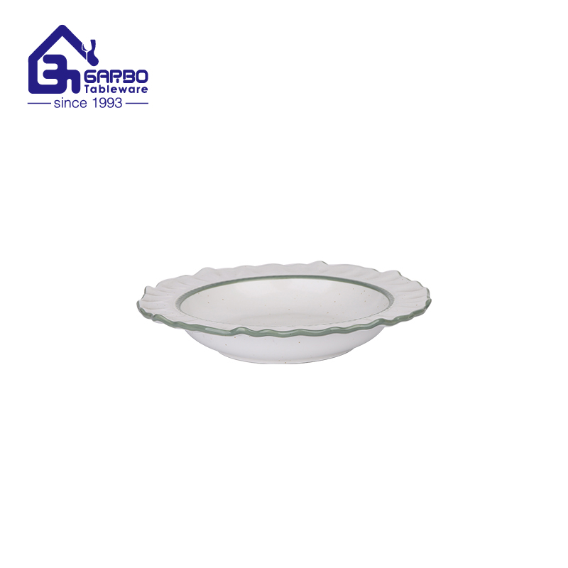 Luxurious 8.66 inch durable porcelain plate with flower edge from China Manufacturer