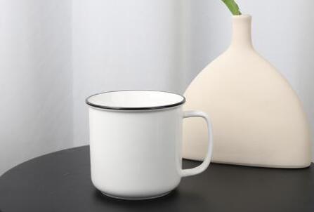 Cenários de aplicação de canecas de grés, porcelana e porcelana fina.