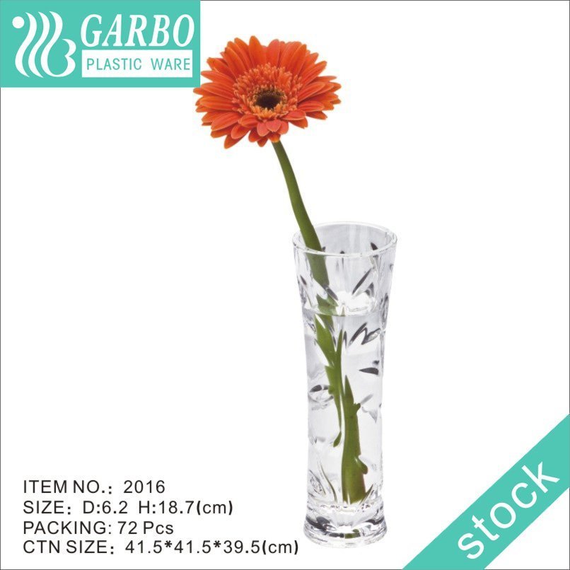 Vaso de flores de plástico com 15 cm de altura.