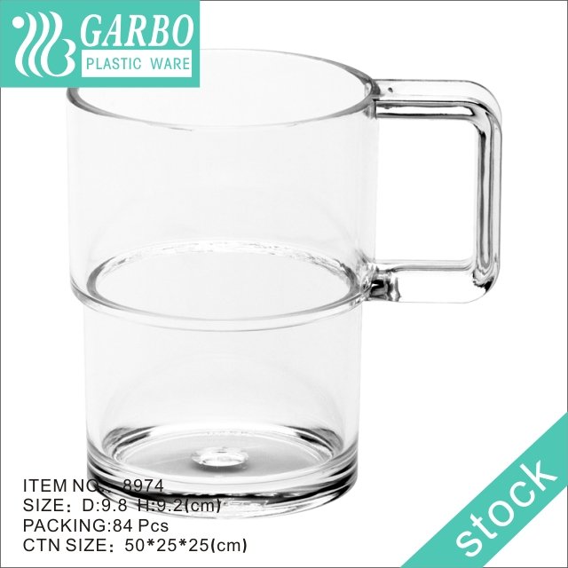 Caneca de plástico transparente de tamanho pequeno com design simples