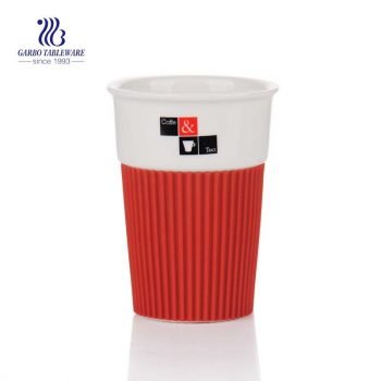 Chávena de porcelana de porcelana 380 ml para café e chá com manga de silicone vermelha