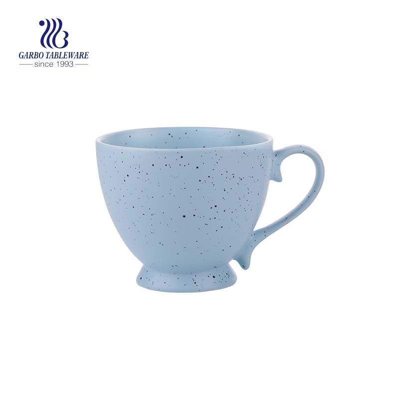 Canecas de viagem de cerâmica de 440 ml em porcelana pintável de azul e única com alça