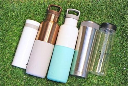 Utilisez une bouteille d'eau de sport en plastique pour vos exercices en plein air