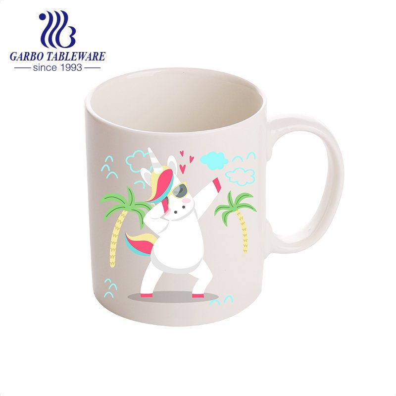 Taza de porcelana pintada a mano con estampado de calcomanías con diseño de patrón lindo taza de beber de cerámica con mango negro