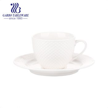 Conjunto de chá de xícara e pires de porcelana com pequenos diamantes em relevo