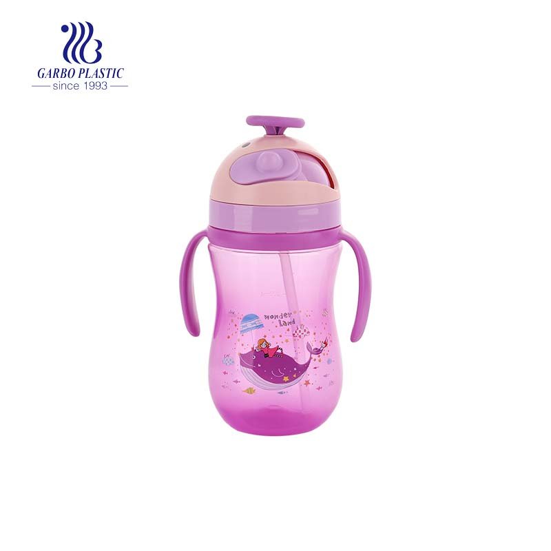 Botella de agua de plástico de color púrpura de 300 ml con una pajita de plástico para niños