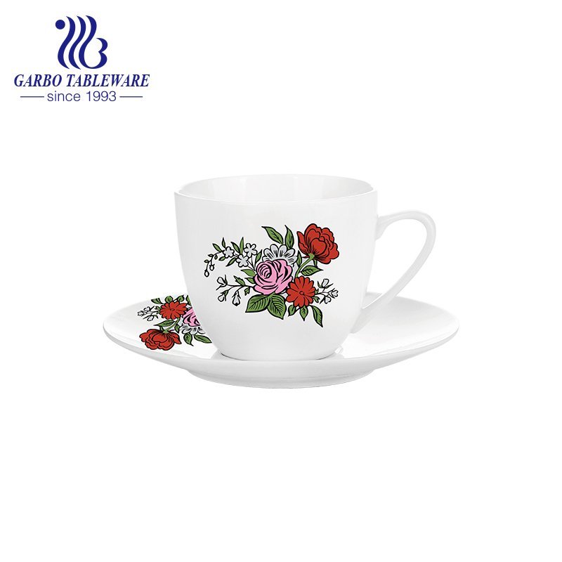 clásico juego de taza y plato de gres de forma redonda con diseño floral