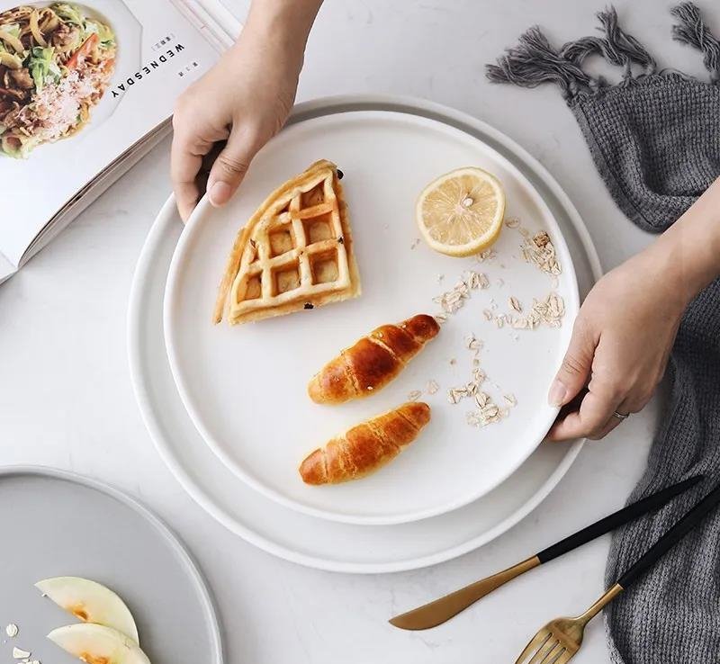 Comment choisir une belle assiette plate en céramique pour sa vaisselle?