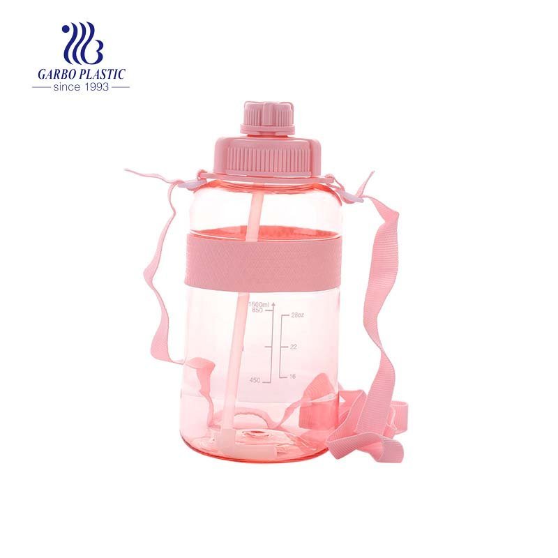 Botella de agua plástica linda para beber de 480 ml para niños con tapa de silicona en forma de seta y tira portátil