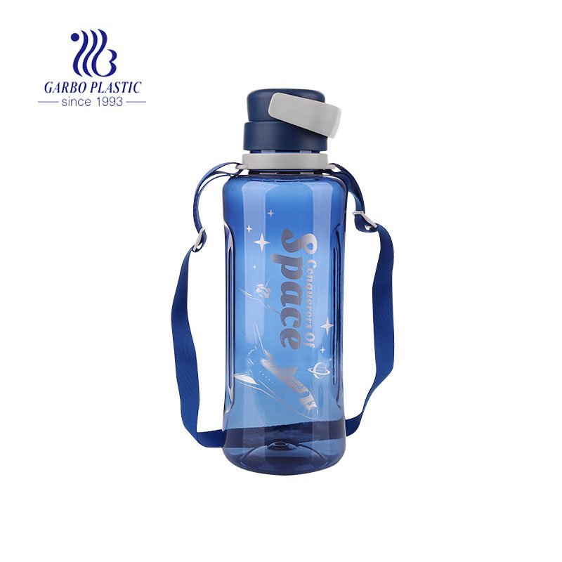 زجاجة شرب مياه بلاستيكية آمنة غير قابلة للكسر من الأكريليك باللون البني مع ماصة وشريط طويل محمول