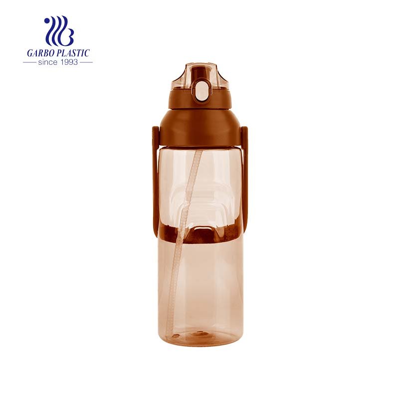 زجاجة شرب مياه بلاستيكية آمنة غير قابلة للكسر من الأكريليك باللون البني مع ماصة وشريط طويل محمول