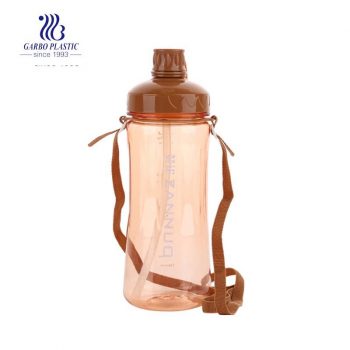 Botella de agua plástica segura irrompible acrílica de color marrón con pajita y tira larga portátil