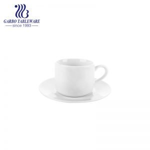 Weißes Teetassen- und Untertassen-Set aus rundem Steinzeug