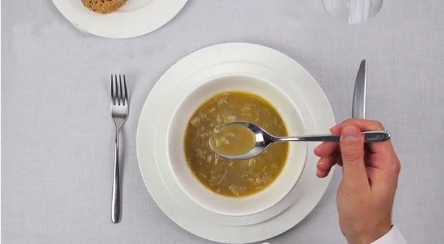 7 خطوات للاستخدام السليم لأدوات المائدة على مائدة الطعام الغربية