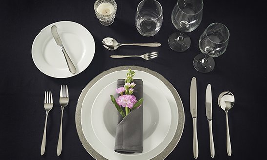 7 خطوات للاستخدام السليم لأدوات المائدة على مائدة الطعام الغربية