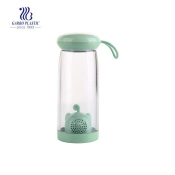 Botella de agua de plástico Garbo de 15 oz con filtro de encantador diseño de cerdo verde