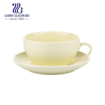 Ensemble de tasse à thé et soucoupe en forme de coup émaillé de couleur jaune