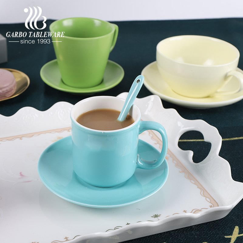 Глазурованная маленькая кофейная чашка и блюдце зеленого цвета