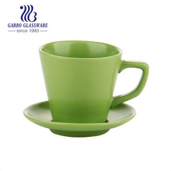 Глазурованная маленькая кофейная чашка и блюдце зеленого цвета