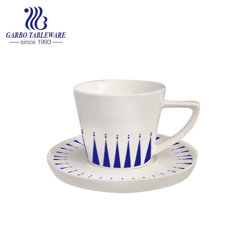 Conjunto de pires e xícaras com alça triangular nova bone china com design de decalque