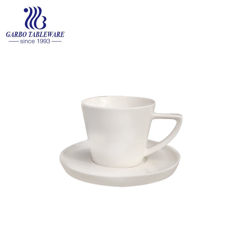 Conjunto de pires e xícaras com alça triangular nova bone china com design de decalque