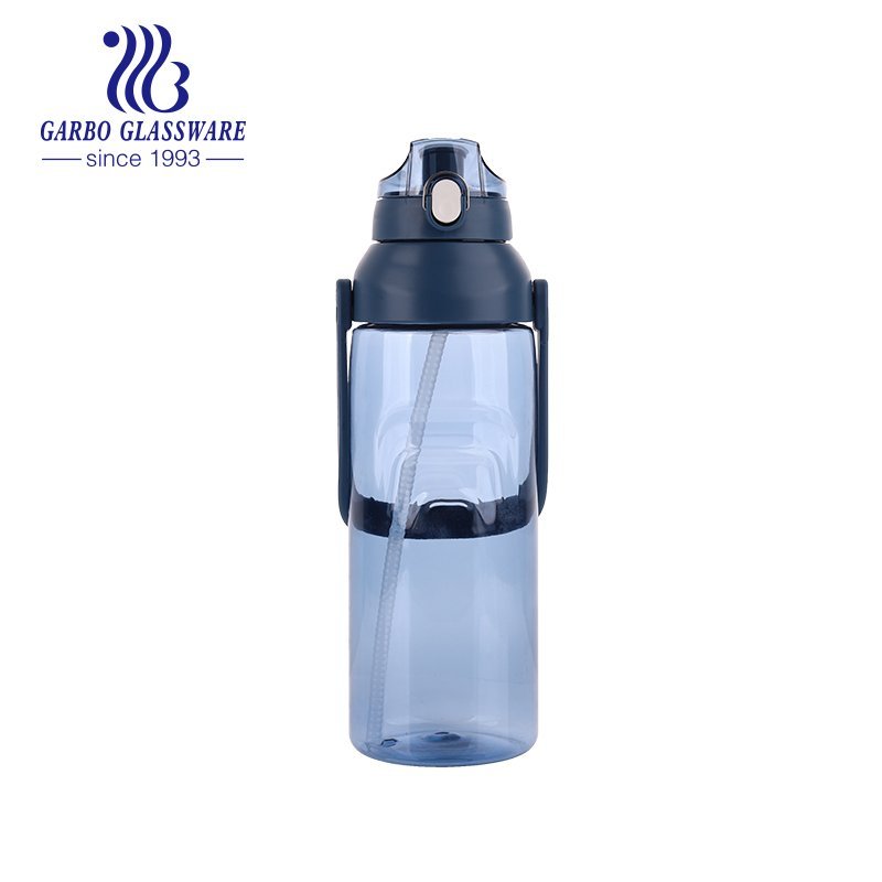 Botella de agua plástica de color azul de 2300 ml para deportes y ejercicio.
