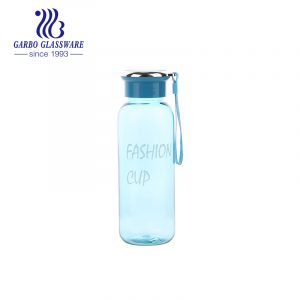 Garrafa de água de plástico portátil azul de 17 onças para beber água e esportes ao ar livre