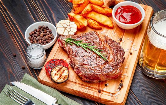 Cómo manejar un cuchillo y un tenedor para carne