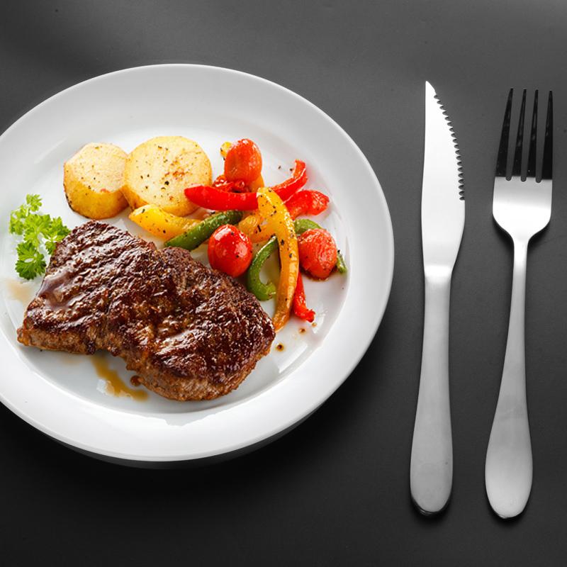 Wie man mit Steakmesser und Gabel umgeht