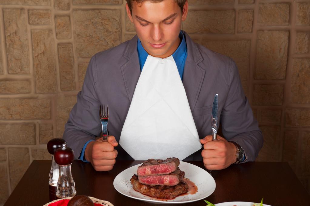 Cómo manejar un cuchillo y un tenedor para carne