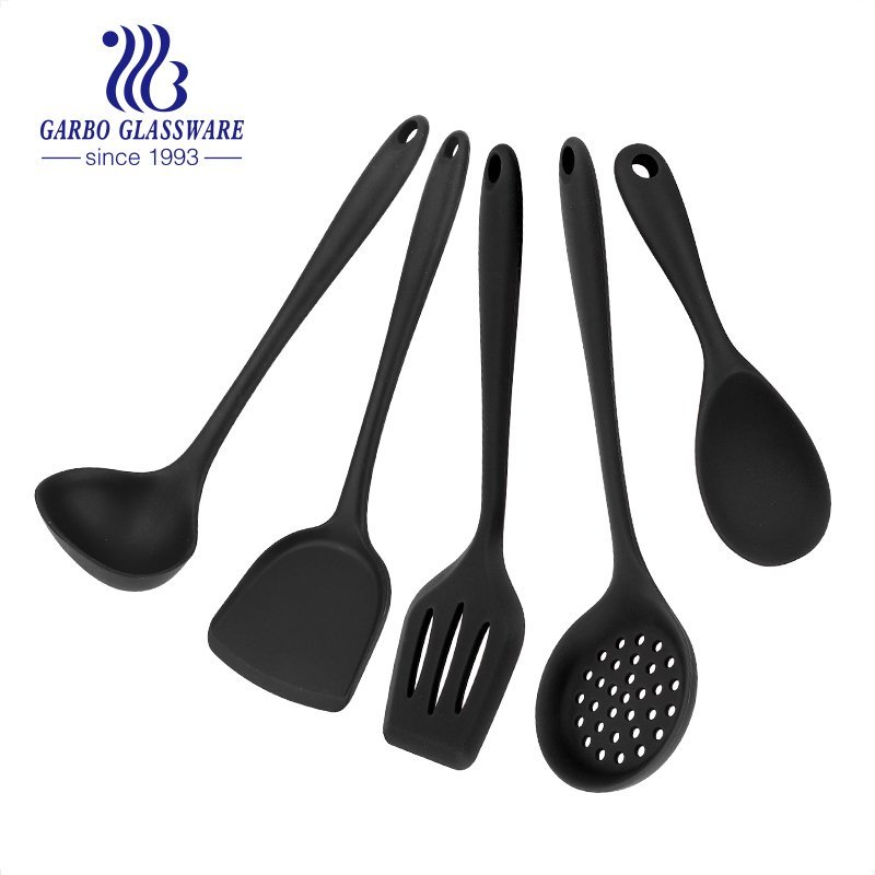 Qual é a diferença entre utensílios de cozinha e material de náilon e silicone?