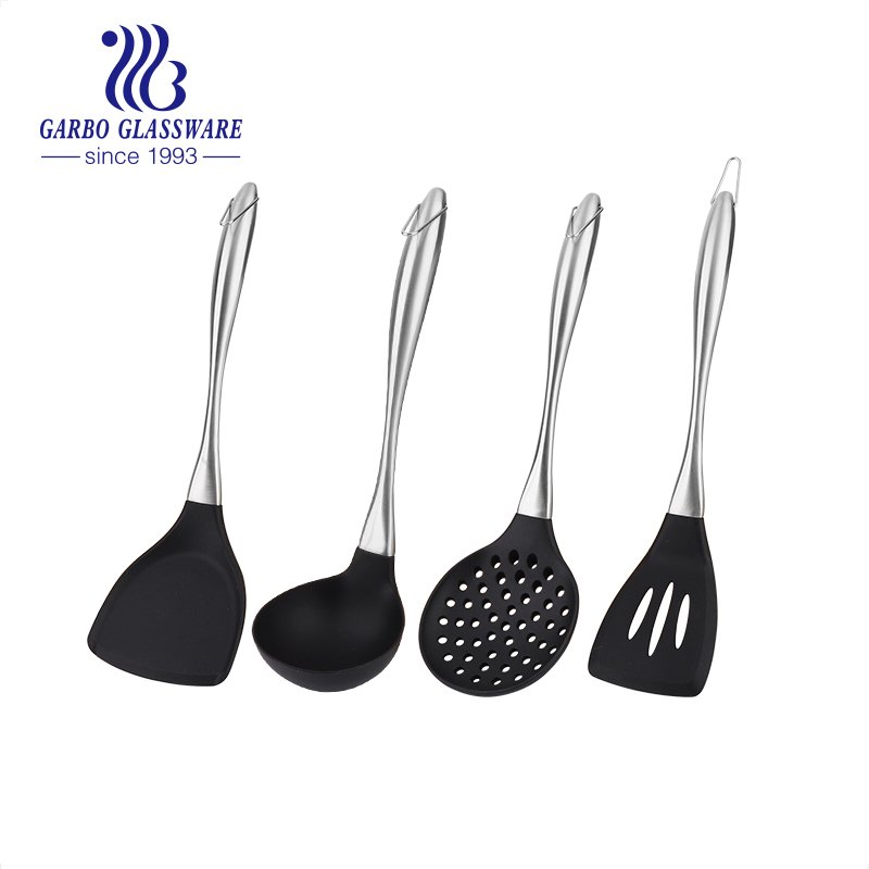 Qual é a diferença entre utensílios de cozinha e material de náilon e silicone?