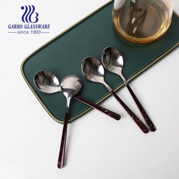 Cucharas de postre de acero inoxidable de 430 grados con juegos de cubiertos con mango de color rojo