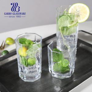 3 vasos de agua principalmente de material para la vida diaria usando