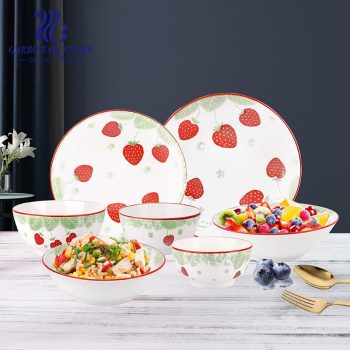 Hôtel à la maison de style européen de conception de fraise en gros servant des ensembles de vaisselle en porcelaine royale