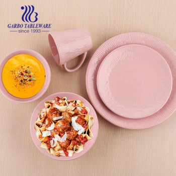 El servicio de mesa fino barato de la fábrica fija el sistema de cerámica grabado en relieve color rosado del vajilla 20pcs