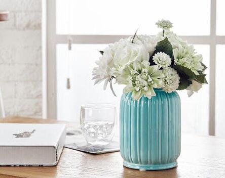 How to clean and maintain your ceramic vase