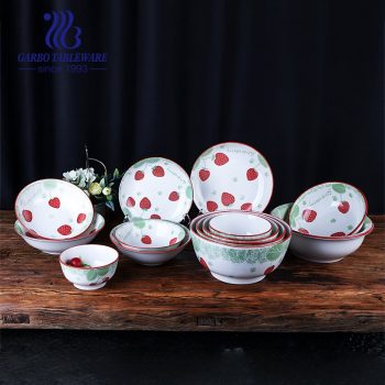 Vaisselle multifonctionnelle en céramique fantaisie sous les ensembles de vaisselle en porcelaine fine décalcomanie fraise glacée