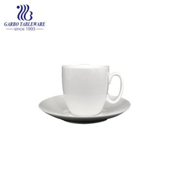 кофейная чашка и блюдце круглой формы из белого фарфора