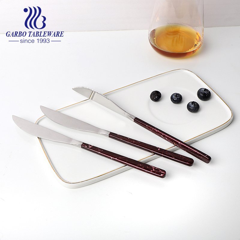 Cuchillo de cena de acero inoxidable apto para lavavajillas Cuchillo de mesa vendedor caliente con mango de diseño veteado