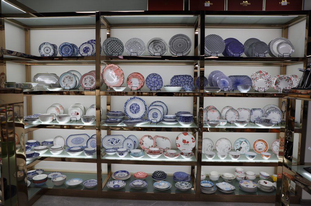This article will let you know how many ceramic dinnerware and what material they are in Garbo sample room.